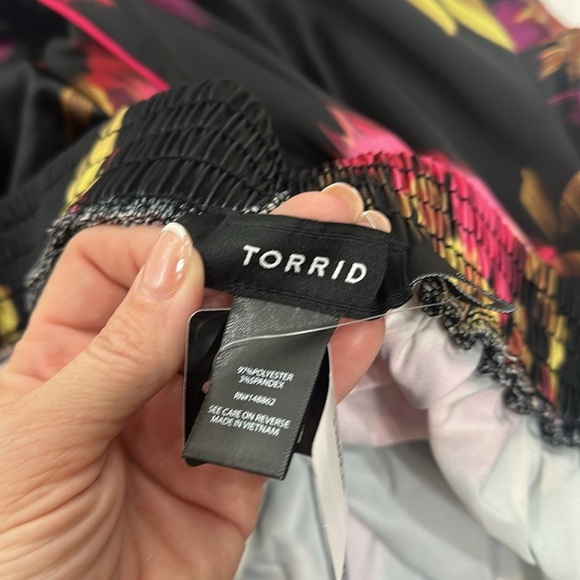 Torrid Wide Leg Streaky Satin high-rise pant black floral size 3 R. NWT. - Picture 6 of 8